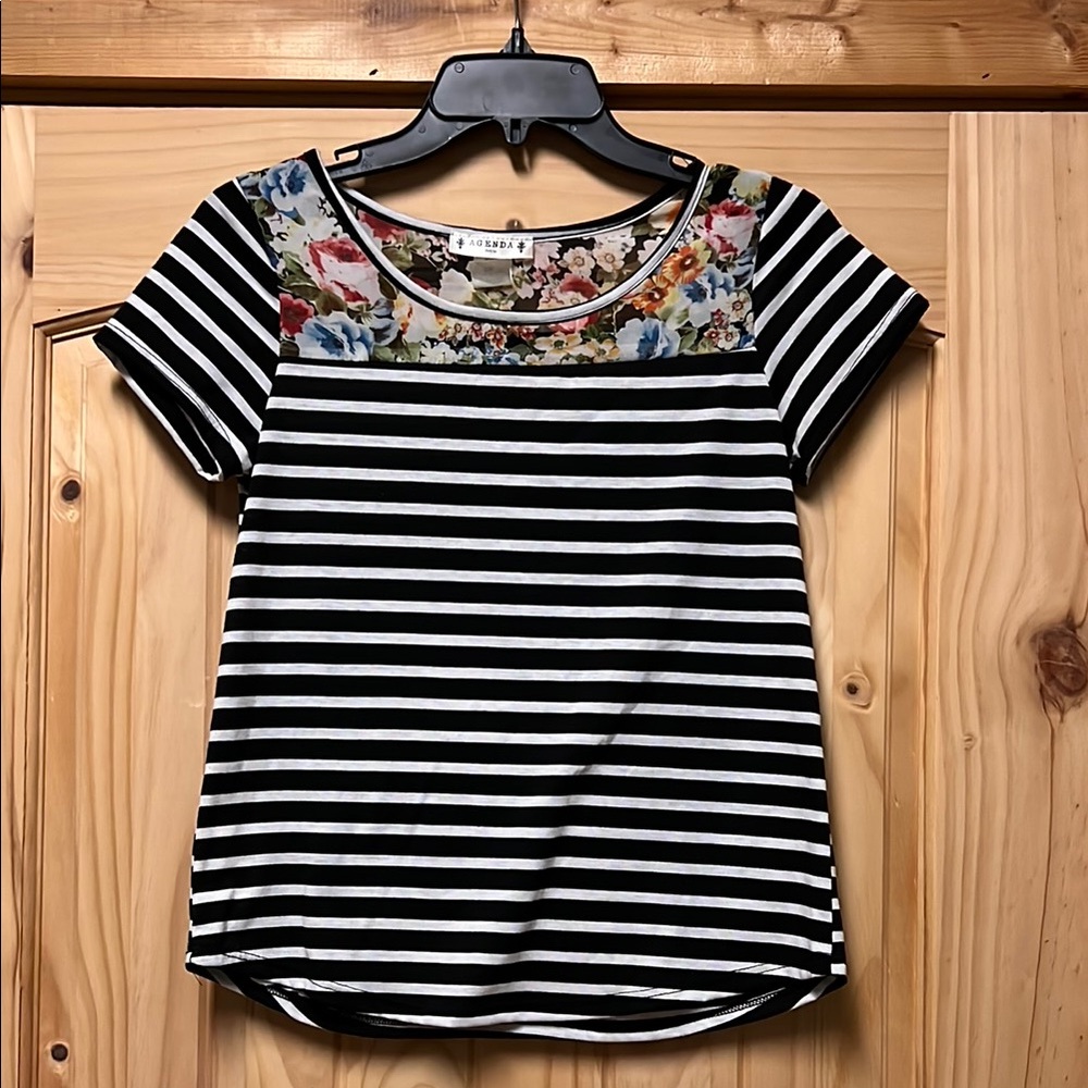 Women’s Agenda Petite Small Black White Graphic Short Sleeve Tee Floral